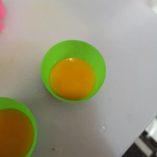 Kocok kuning telur beri sedikit garam dan lada bubuk, lalu tuang di atas lapisan tahu.