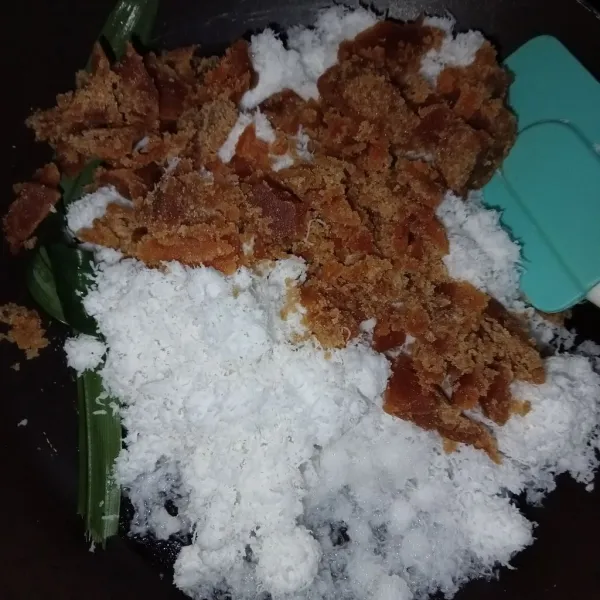 Dalam teflon masukkan kelapa parut, air, gula merah dan daun pandan.