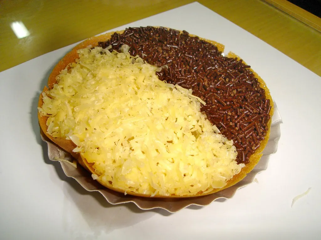 Martabak manis dnegan topping keju dan coklat