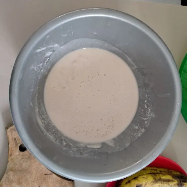 Siapkan baskom ukuran sedang, masukkan semua adonan pisang goreng. Aduk yang rata,sampai tidak ada tepung yang bergerindil.