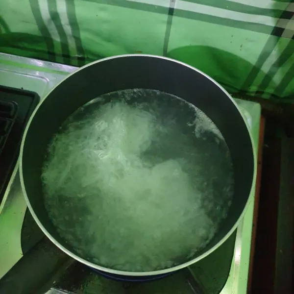 Rebus bihun kaca pada air mendidih sampai matang. Angkat dan tiriskan.
