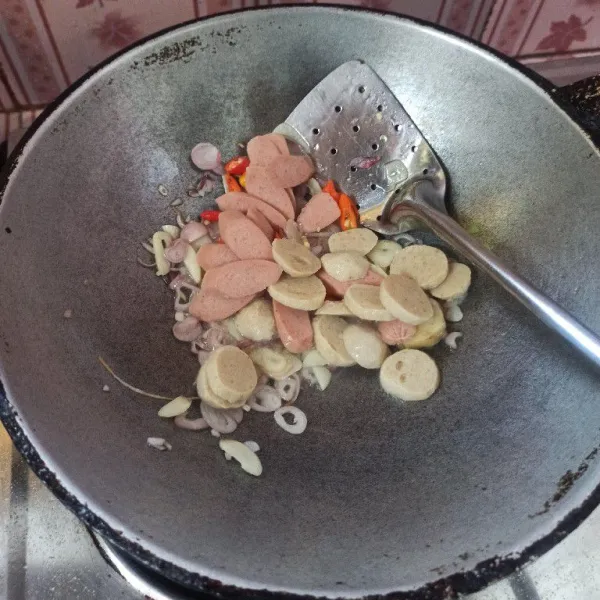 Tumis bawang putih dan bawang merah sampai harum, setelah bumbu harum masukkan cabai, sosis dan bakso aduk sesaat.