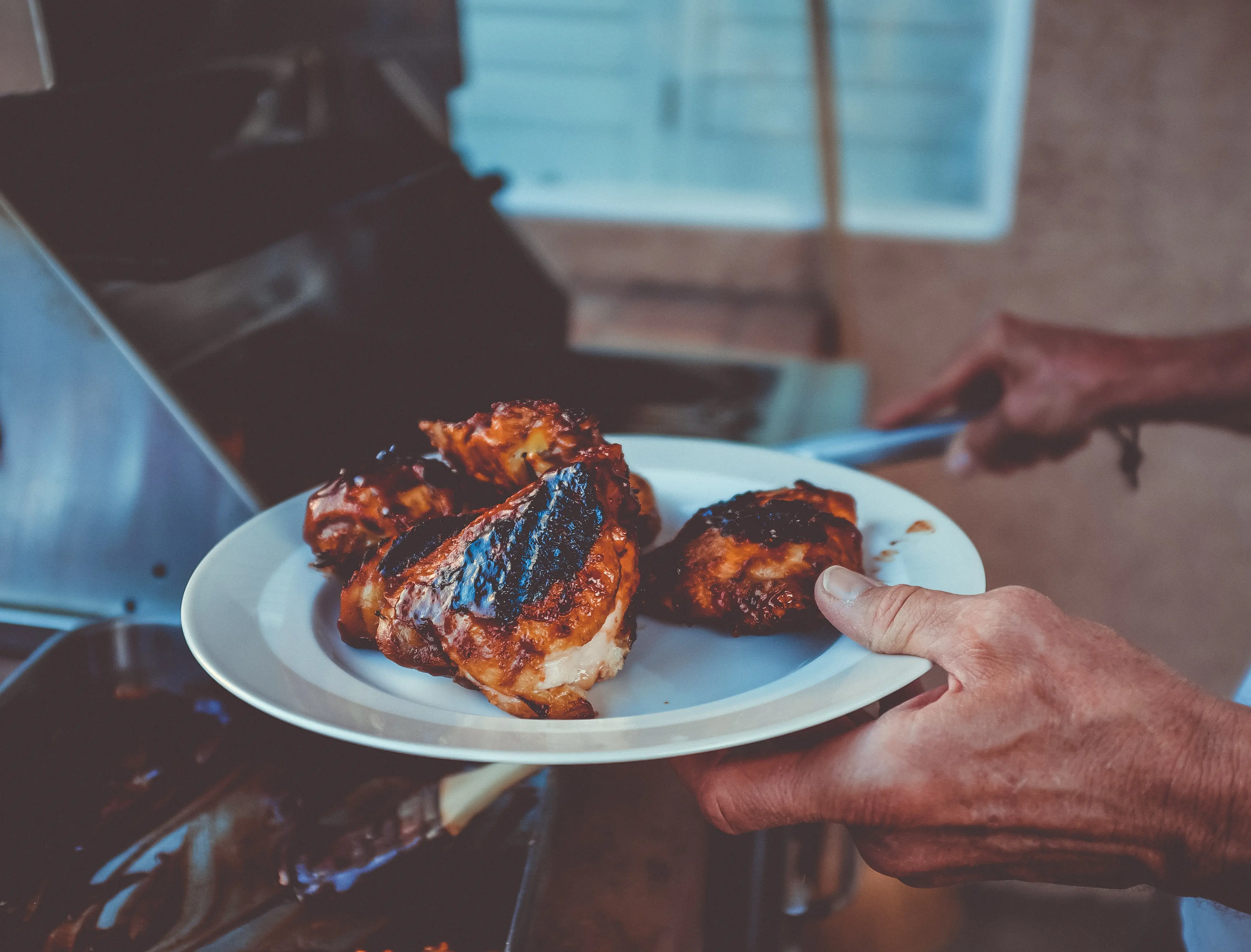 Ayam yang sedang dibakar