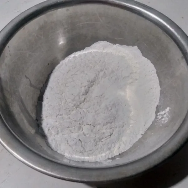 Campur tepung terigu, kanji, dan garam lalu aduk hingga rata.