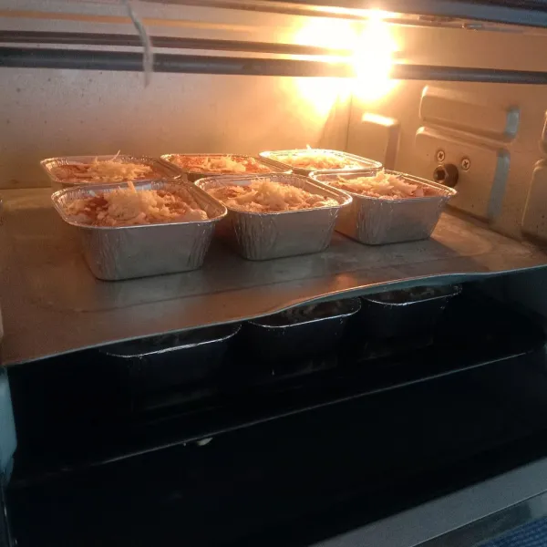 Oven selama 15-20 menit api atas bawah. Klapertart siap disajikan. Ada yang suka hangat karena masih lumer, ada yang suka dingin karena lebih padat atau sat. Nikmati sesuai selera.