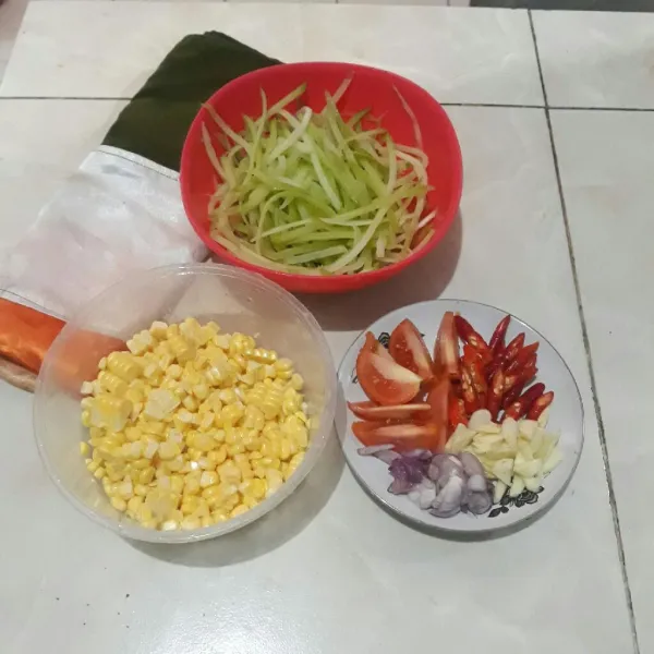 Iris - iris bawang merah, bawang putih, cabai dan tomat.