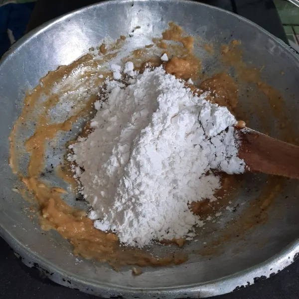 Tambahkan tepung tapioka, uleni sampai adonan dapat dibentuk.