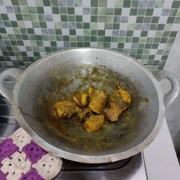 Masak hingga air menyusut dan ayam empuk. Kemudian matikan api.