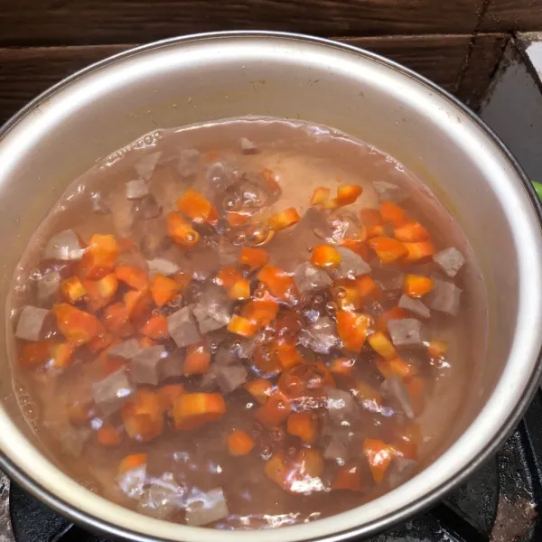 Rebus wortel hingga setengah empuk dan bakso.