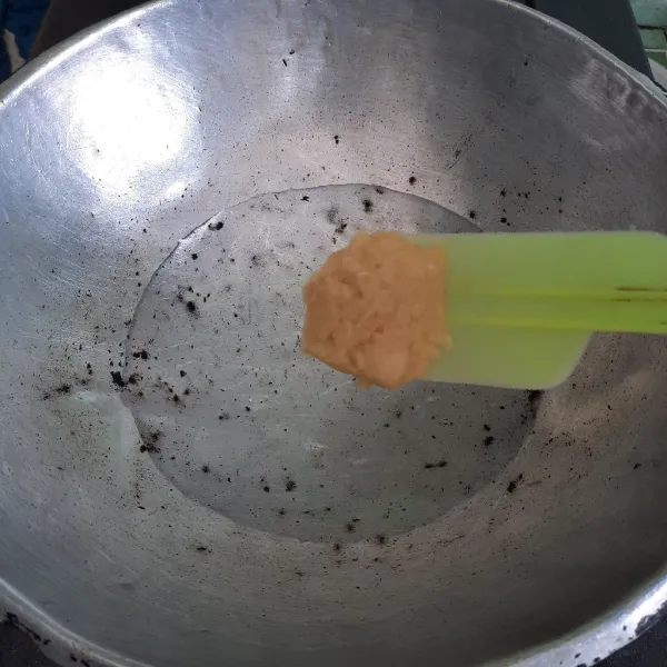 Campur bawang putih halus dengan air dingin.