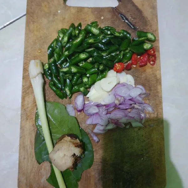 Iris cabe hijau, rawit, bawang merah, bawang putih, geprek sereh dan lengkuas.