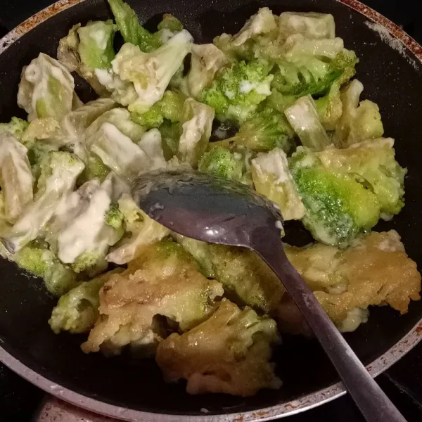 Goreng brokoli kedalam 5 sdm minyak sambil dibalik. Setelah tepung mengering, tiriskan.