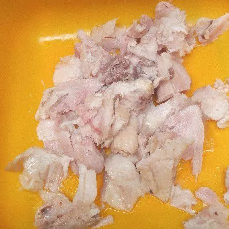 Siapkan dulu ayamnya. Ayam sudah direbus terlebih dahulu, kemudian potong-potong lebih kecil.