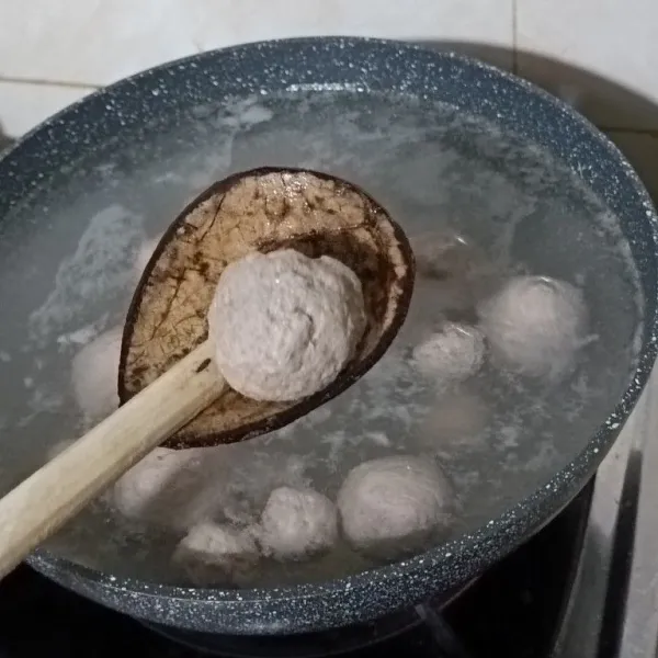 Rebus bola daging ke dalam air mendidih hingga mengambang.