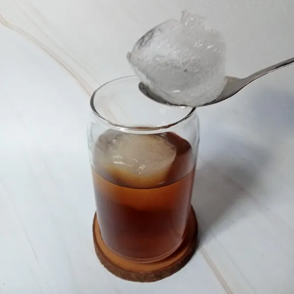 Setelah air teh hangat, tambahkan es batu secukupnya.