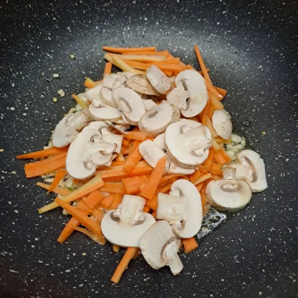 Masukkan wortel dan jamur kancing, tumis sampai layu.