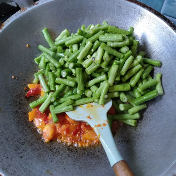 Masukkan tomat dan kacang panjang lalu aduk rata.