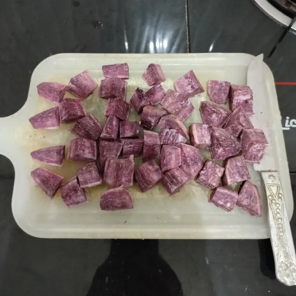 Kupas ubi ungu, lalu potong dadu.