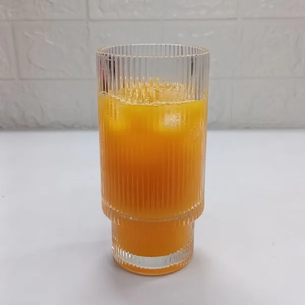 Tambahkan sirup orange dan air.