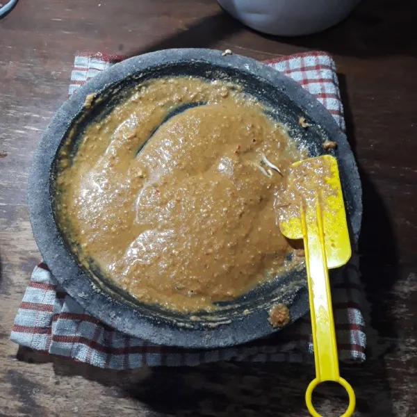 Ulek halus kacang tanah, bawang putih, cabai, terasi, garam, dan gula. Tambahkan kecap manis, jeruk limau, dan air secukupnya, aduk rata dan test rasa.