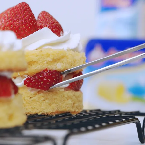 Menyiapkan Topping :
Potong strawberry kotak kotak sedang. Sisihkan. Kocok whipping cream untuk menjadi topping.

Menyusun cake : 
Siapkan satu layer cake, oleskan kembali milk bath, setelah itu tambahkan whipping cream dan strawberry, lalu letakkan layer berikutnya. Hias sesuai selera.