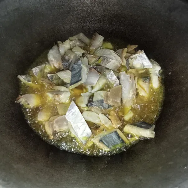Potong-potong ikan asin dan cuci bersih, lalu goreng sampai matang, angkat dan tiriskan.