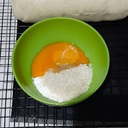 Dalam mangkuk masukkan maizena, gula pasir, kuning telur dan garam lalu aduk rata.