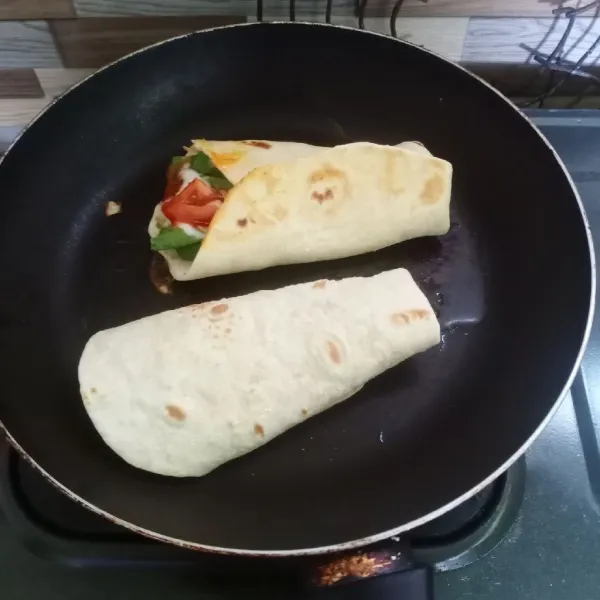 Lelehkan margarin, panggang kebab sampai sedikit kecoklatan. Angkat dan sajikan.