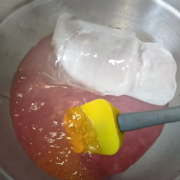 Siapkan es batu di dalam wadah besar, lalu tuang larutan jelly di atas es batu, aduk cepat hingga membentuk lumut.