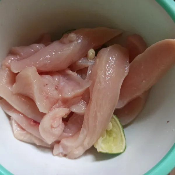 Potong ayam memanjang, lumuri dengan perasan jeruk nipis diamkan sebentar kemudian bilas sampai bersih.