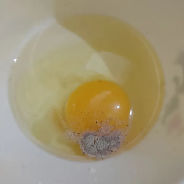 Kocok telur bersama kaldu bubuk dan lada bubuk.