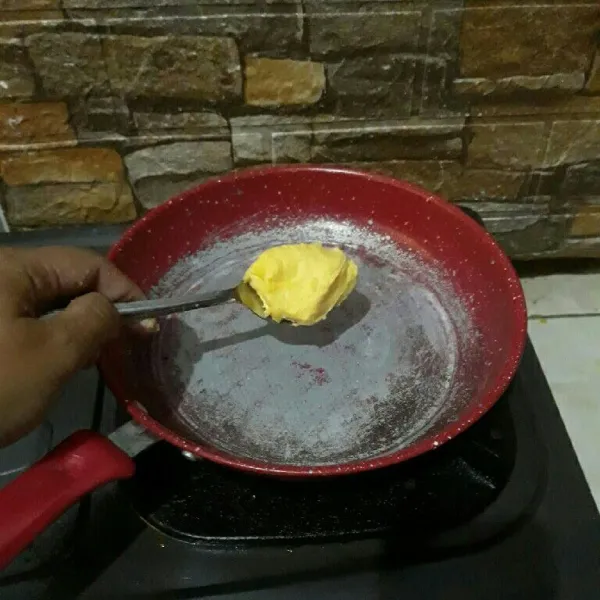 Lelehkan mentega dalam wajan lalu tumis bawang merah, bawang putih dan bawang bombay hingga harum.