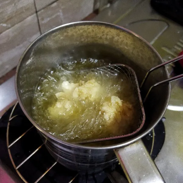 Goreng dalam minyak panas dan banyak dengan metode deep fry sampai matang.