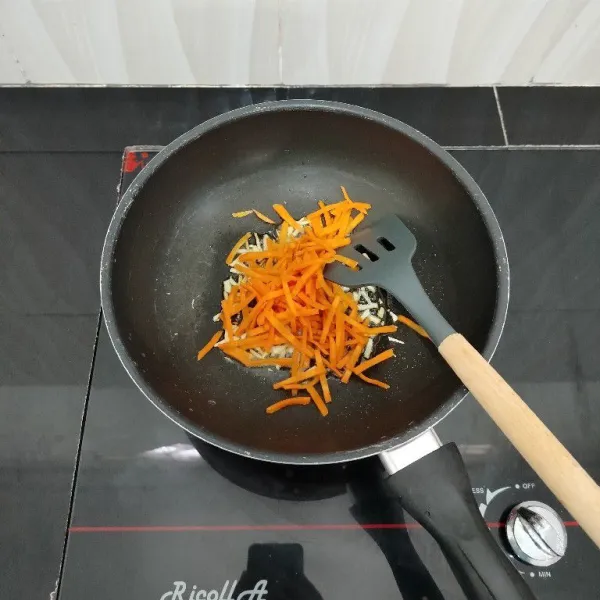 Lalu masukkan wortel, masak hingga setengah layu.