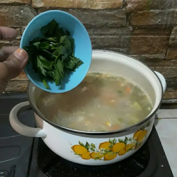 Tambahkan irisan daun seledri, aduk rata. Angkat dan sajikan dalam mangkuk.