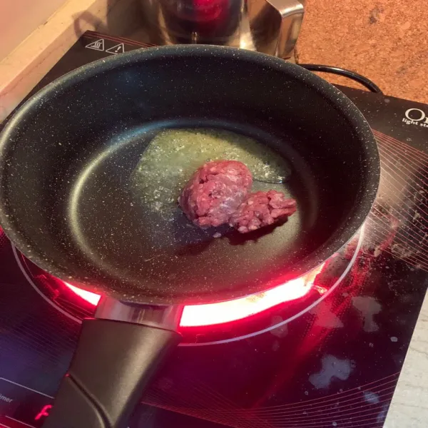 Masukkan daging sapi giling, masak sampai setengah matang
