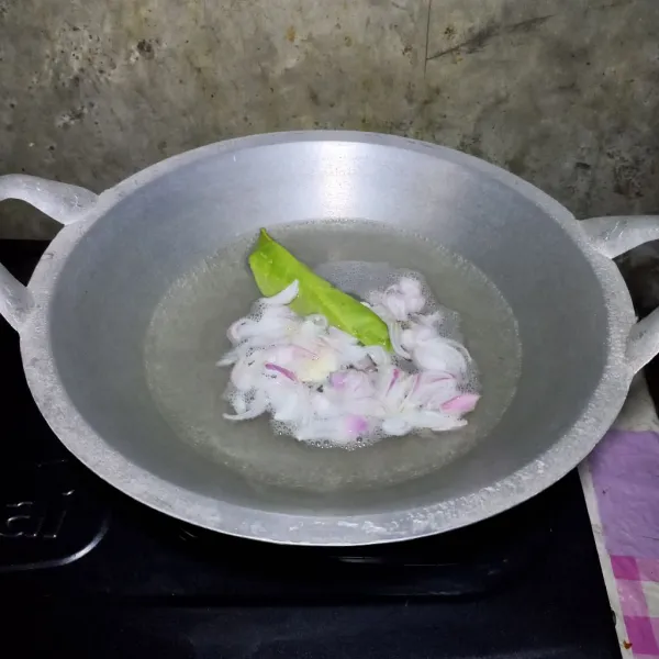 Didihkan air. Masukkan daun salam, bawang merah, dan bawang putih. Masak sampai mendidih lagi.