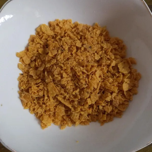 Hancurkan kripik tortilla tapi teksturnya masih agak kasar.