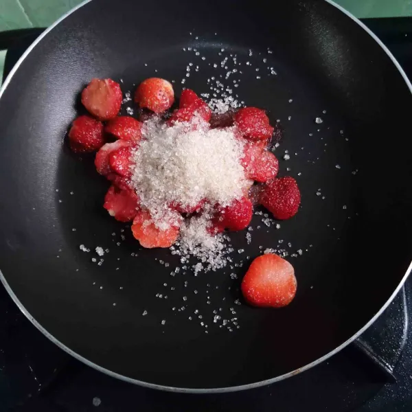 Masukkan strawberry dan gula pasir di teflon.