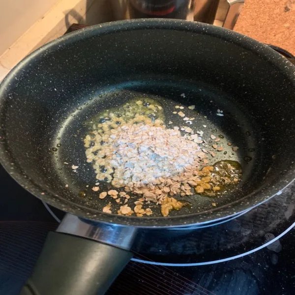 Masukkan oat ke dalam mentega, beri air secukupnya, masak hingga agak matang