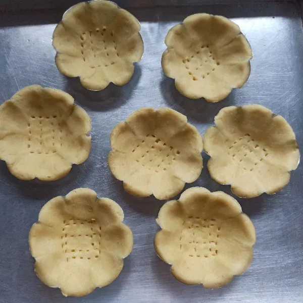 Siapkan cetakan pie olesi dengan margarin, kemudian ambil adonan secukupnya, cetak hingga rapi dan rata.