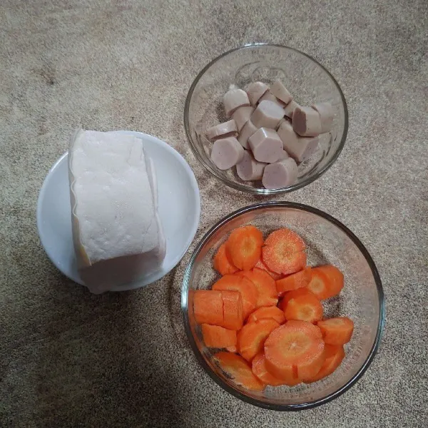 Siapkan bahan sop, tahu, sosis dan wortel yang sudah diiris.