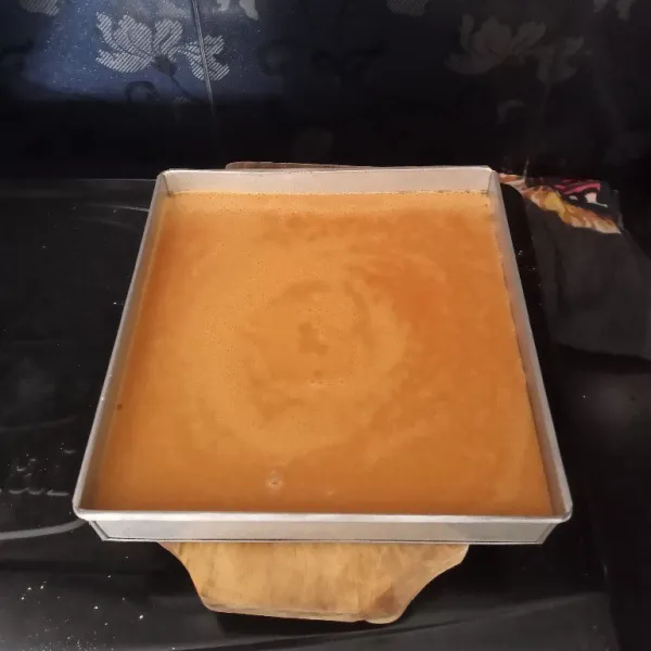 Olesi loyang dengan minyak, tuang adonan keatasnya lalu tutup dengan plastik wrap.