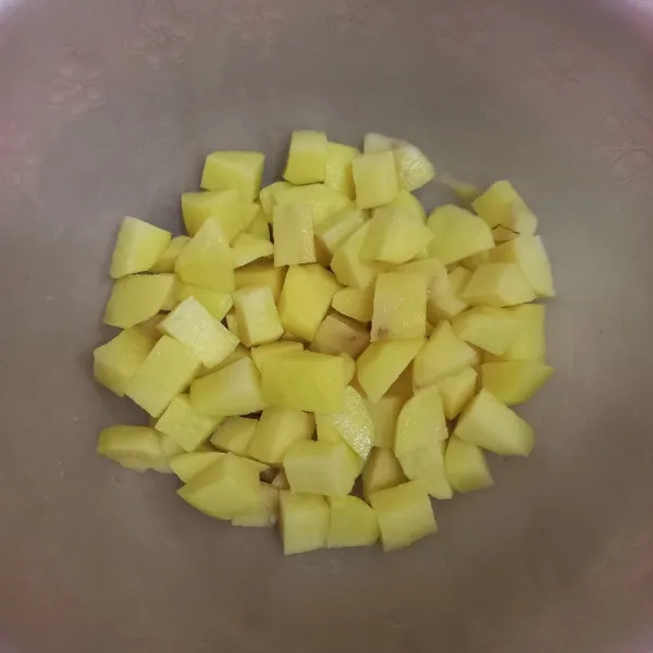 Potong dadu kentang.