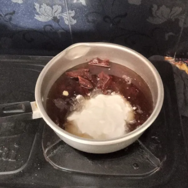 Sisir halus gula merah, lalu masukkan ke dalam panci bersama bahan yang lain kecuali tepung ketan, aduk rata.