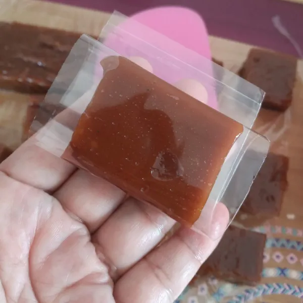 Saya bungkus pakai plastik op biar tidak lengket satu sama lain dan mudah disimpan.