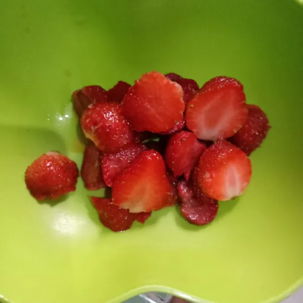 Siapkan strawberry, cuci lalu potong-potong.
