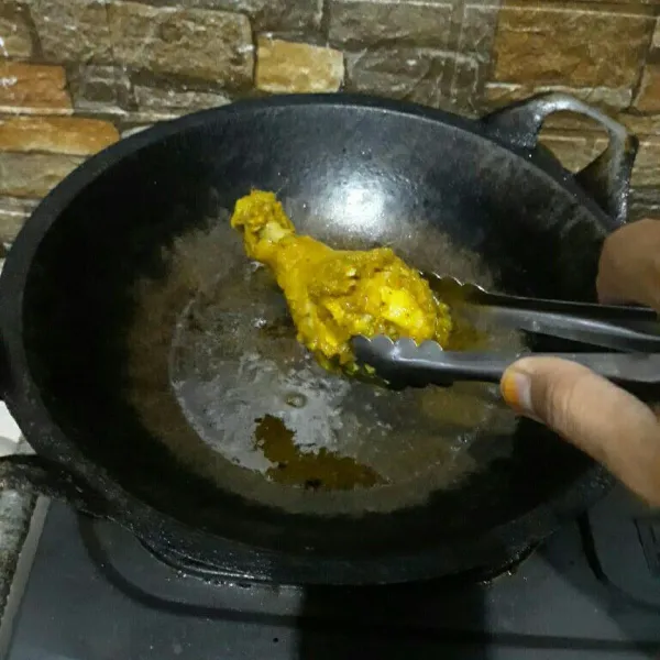 Panaskan minyak lalu goreng ayam hingga matang, angkat dan tiriskan, goreng sisa bumbu ungkep sebentar lalu angkat dan taburkan diatas ayam. Ayam Goreng Lengkuas siap untuk disajikan.