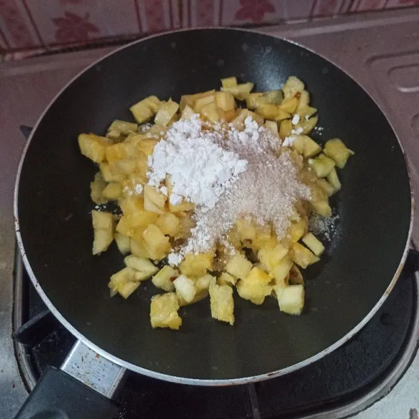 Campur nanas, gula, garam dan tepung maizena, masak dengan api kecil.