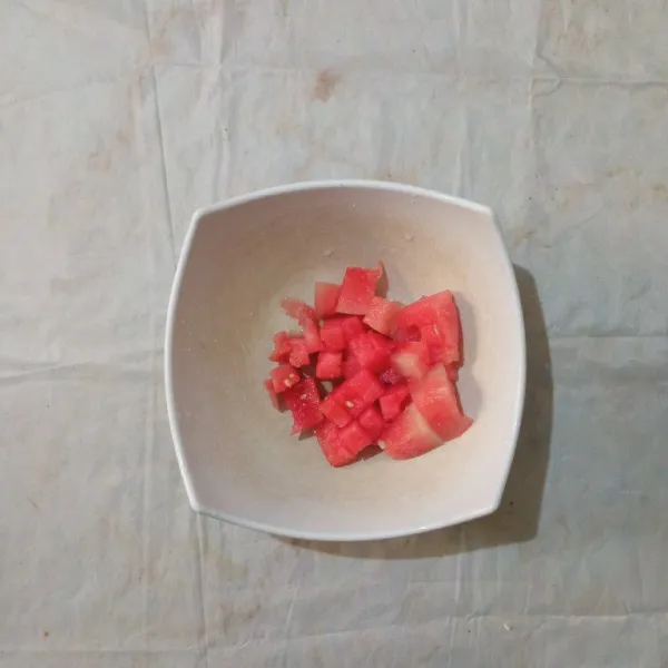 Siapkan wadah, masukkan potongan semangka.